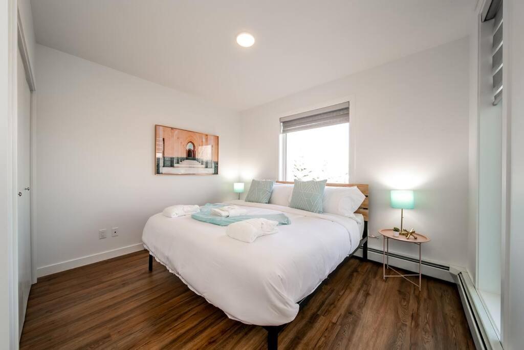 Steamy Romantic Greek Corneer Suite King U/G Wifi Edmonton Exterior photo