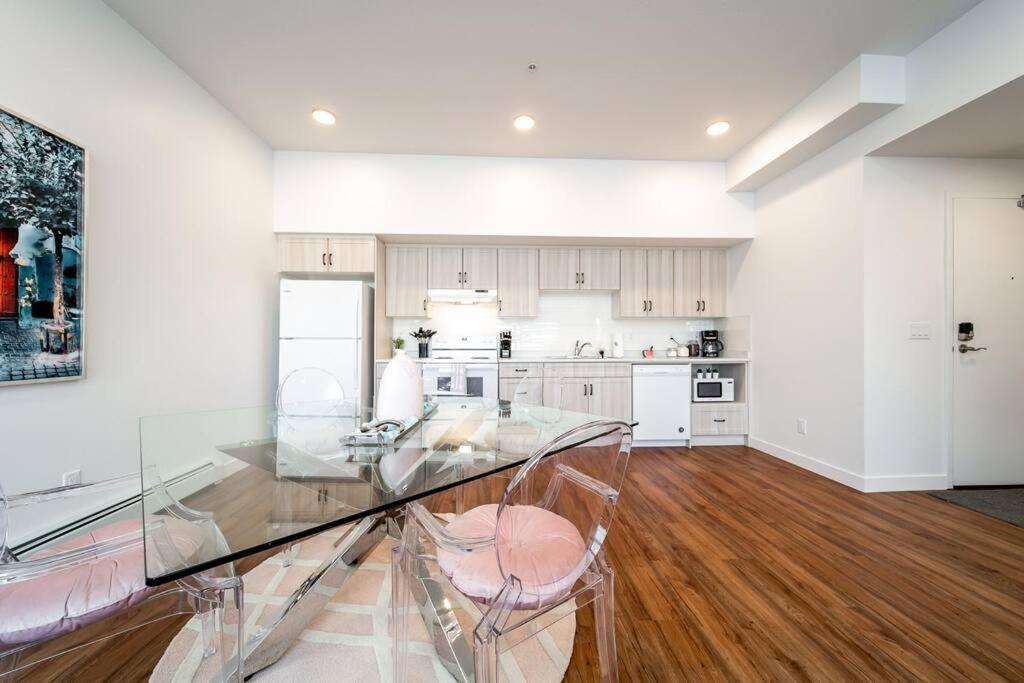 Steamy Romantic Greek Corneer Suite King U/G Wifi Edmonton Exterior photo