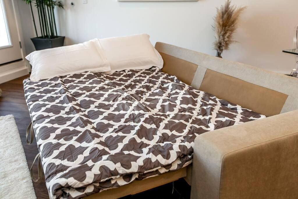 Steamy Romantic Greek Corneer Suite King U/G Wifi Edmonton Exterior photo