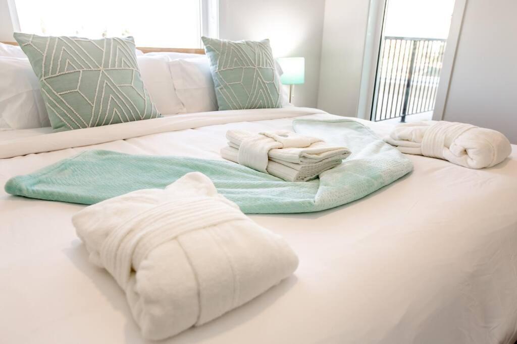 Steamy Romantic Greek Corneer Suite King U/G Wifi Edmonton Exterior photo
